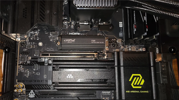 离谱！RTX 5090玩游戏五分钟后炸冒烟了