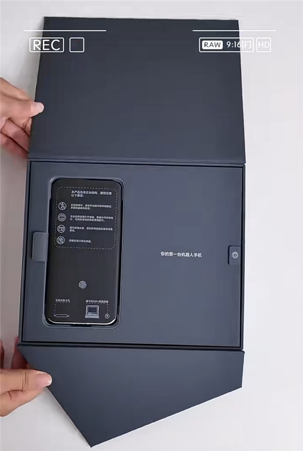 全球首台机器人手机！荣耀Robot Phone开箱：手机长出机械臂 太科幻了
