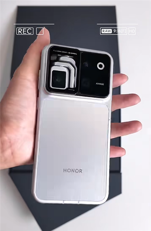 全球首台机器人手机！荣耀Robot Phone开箱：手机长出机械臂 太科幻了