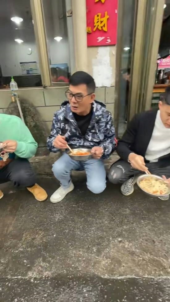 72岁“鸠摩智”演员化身美食博主 为游客介绍香港